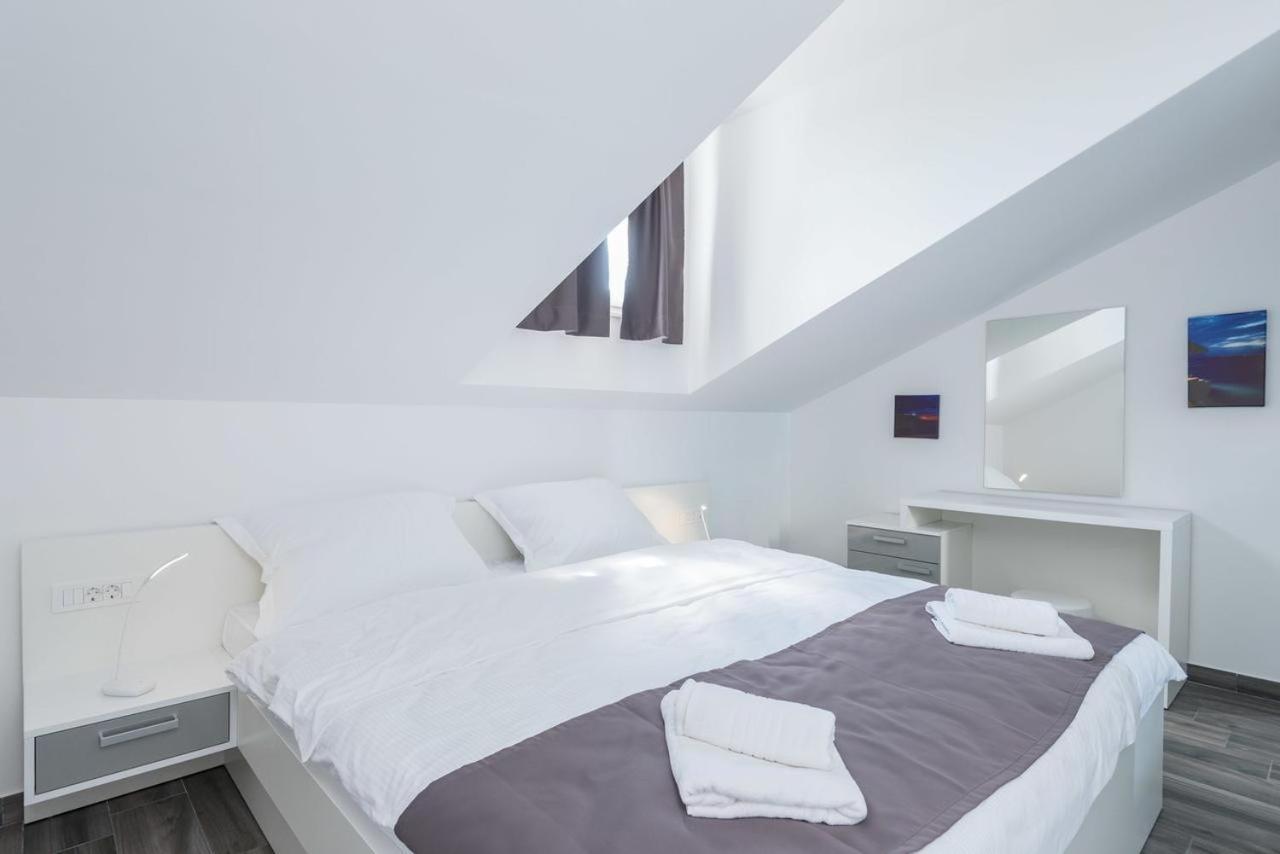 Apartments Poseidon Сресер Экстерьер фото